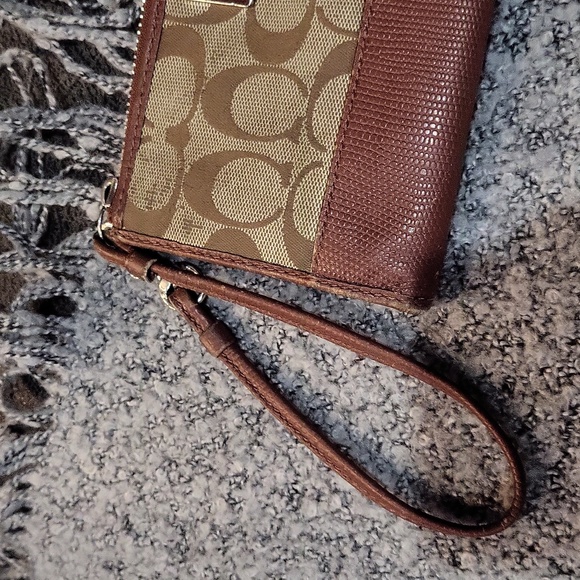 Coach Clutch - Picture 2 of 12